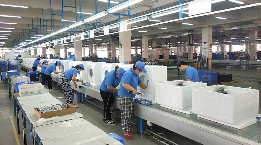 高效率！員工們忙碌地開展巴西客戶的衣物烘干機(jī)生產(chǎn)工作