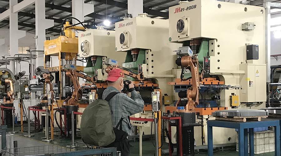 江門市攝影協(xié)會蒞臨金環(huán)電器拍攝交流  用鏡頭見證實力！